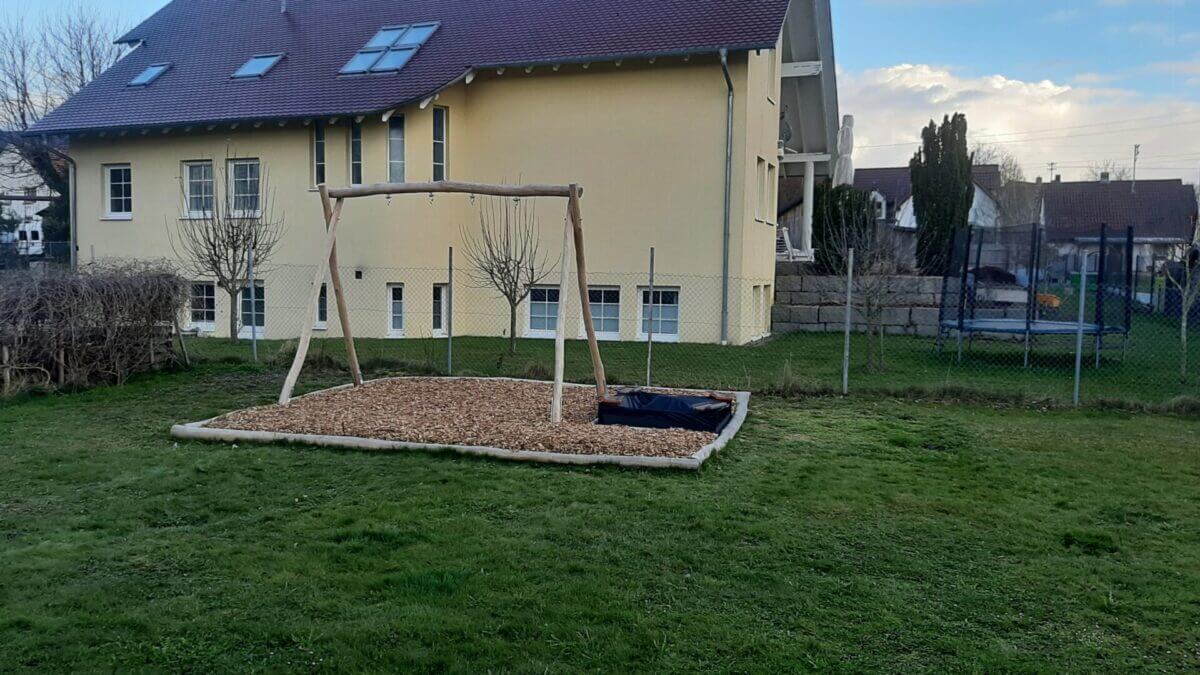 Schaukel gebaut aus Robinienpfosten 10-12 cm Ø, geschliffen, 400 cm lang und 500 cm lang