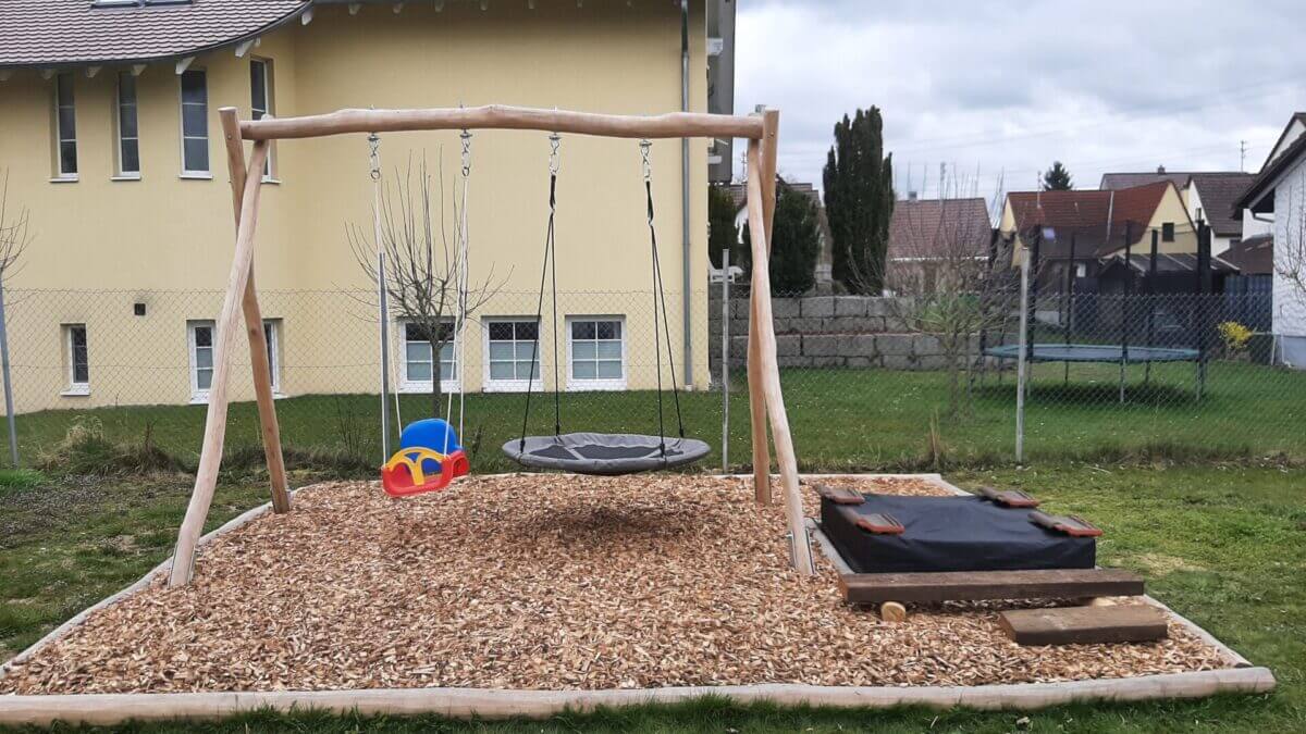 Schaukel gebaut aus Robinienpfosten 10-12 cm Ø, geschliffen, 400 cm lang und 500 cm lang