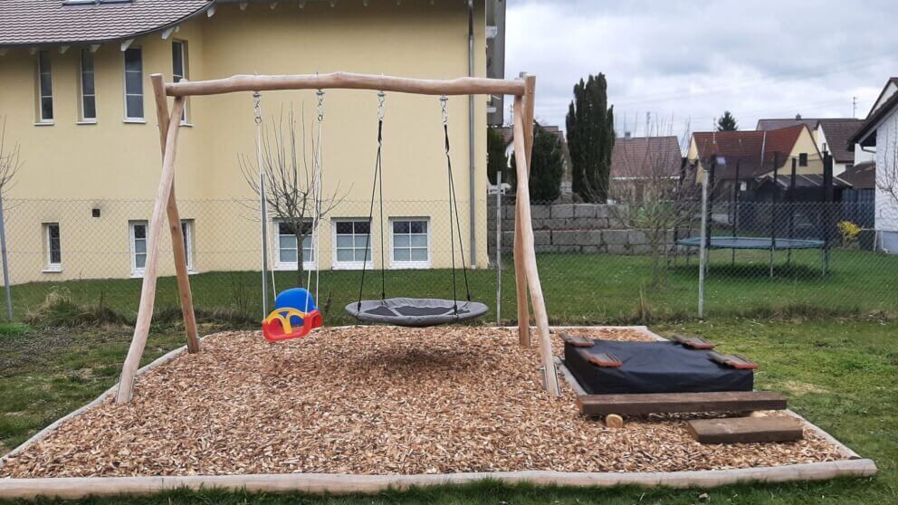 Schaukel gebaut aus Robinienpfosten 10-12 cm Ø, geschliffen, 400 cm lang und 500 cm lang