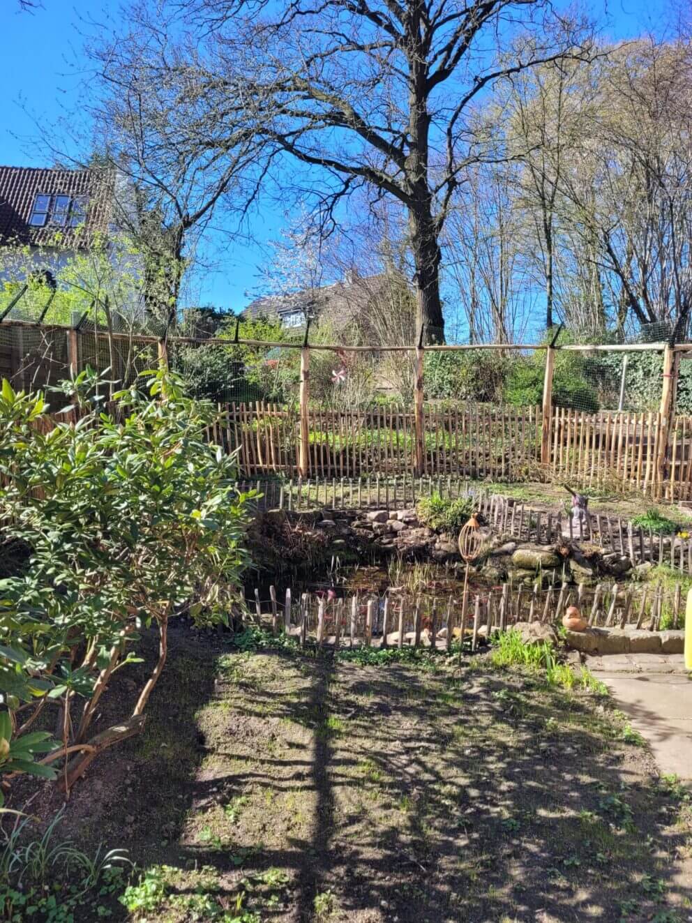 Fr. Staketenzaun Kastanien 100 cm hoch, Abstand 4 cm, 2x 5m rolle, Kastanien Pfost 200 cm lang, Ø 4-6 cm -ohne Spitze, Zaunpfahl 7-9 200 cm Länge für Bodenhülse, Bodenhülse / Einschlaghülse 8 cm und Aufschraubhülse – Pfostenträger 8 cm
