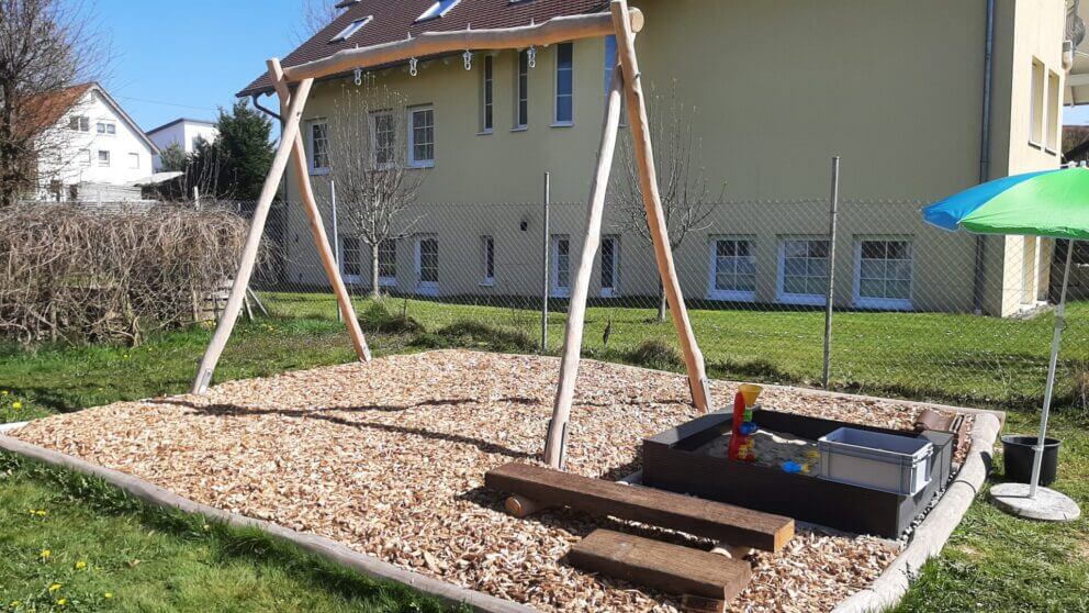 Schaukel gebaut aus Robinienpfosten 10-12 cm Ø, geschliffen, 400 cm lang und 500 cm lang
