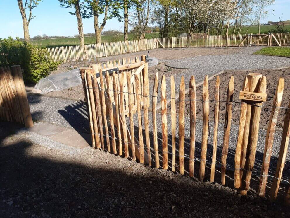 Fr. Staketenzaun Kastanien 80 cm hoch, Abstand 4 cm, 2x 5m Rolle, Kastanien Pfost 150/160 cm lang, Ø 7-9 cm - mit Spitze, Kastanien Pfost 150/160 cm lang, Ø 10-12 cm - mit Spitze, und Staketenzauntor nur Rahmen Kastanie einzeln 120Bx080H (cm), Öffnungsrichtung: Rechts