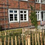 Fr. Staketenzaun Kastanien 100 cm hoch, Abstand 10 cm, 1x 10m Rolle und Kastanien Pfost 150/160 cm lang, Ø 7-9 cm - mit Spitze