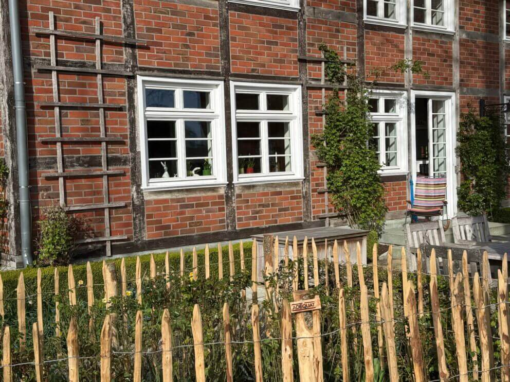 Fr. Staketenzaun Kastanien 100 cm hoch, Abstand 10 cm, 1x 10m Rolle und Kastanien Pfost 150/160 cm lang, Ø 7-9 cm - mit Spitze