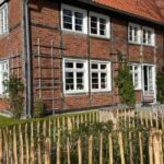 Fr. Staketenzaun Kastanien 100 cm hoch, Abstand 10 cm, 1x 10m Rolle und Kastanien Pfost 150/160 cm lang, Ø 7-9 cm - mit Spitze