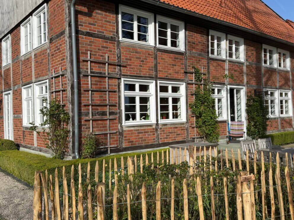 Fr. Staketenzaun Kastanien 100 cm hoch, Abstand 10 cm, 1x 10m Rolle und Kastanien Pfost 150/160 cm lang, Ø 7-9 cm - mit Spitze