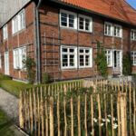 Fr. Staketenzaun Kastanien 100 cm hoch, Abstand 10 cm, 1x 10m Rolle und Kastanien Pfost 150/160 cm lang, Ø 7-9 cm - mit Spitze