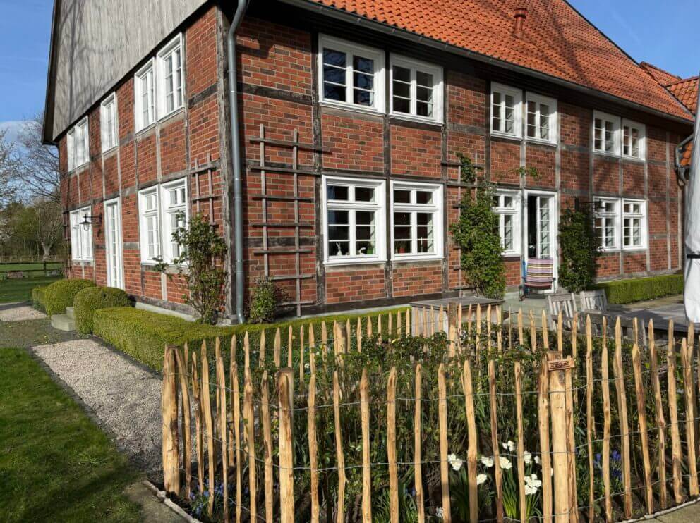Fr. Staketenzaun Kastanien 100 cm hoch, Abstand 10 cm, 1x 10m Rolle und Kastanien Pfost 150/160 cm lang, Ø 7-9 cm - mit Spitze
