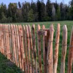 Fr. Staketenzaun Kastanien 80 cm hoch, Abstand 4 cm, 2x 5m Rolle, Zaunpfahl 7-9 80 cm Länge für Bodenhülse, Bodenhülse / Einschlaghülse 8 cm und Edelstahl Schrauben 4,5x60, pro 100 Stück