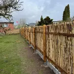 Fr. Staketenzaun Kastanien 150 cm hoch, Abstand 2 cm, 3m Rolle, Zaunpfahl 7-9 175 cm Länge für Bodenhülse, Bodenhülse / Einschlaghülse 8 cm, Kastanien Pfost 400 cm lang, Ø 7-9 cm Halbrund und Edelstahl Schrauben 4,5x60, pro 100 Stück