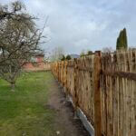 Fr. Staketenzaun Kastanien 150 cm hoch, Abstand 2 cm, 3m Rolle, Zaunpfahl 7-9 175 cm Länge für Bodenhülse, Bodenhülse / Einschlaghülse 8 cm, Kastanien Pfost 400 cm lang, Ø 7-9 cm Halbrund und Edelstahl Schrauben 4,5x60, pro 100 Stück