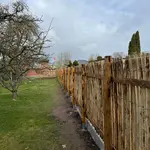 Fr. Staketenzaun Kastanien 150 cm hoch, Abstand 2 cm, 3m Rolle, Zaunpfahl 7-9 175 cm Länge für Bodenhülse, Bodenhülse / Einschlaghülse 8 cm, Kastanien Pfost 400 cm lang, Ø 7-9 cm Halbrund und Edelstahl Schrauben 4,5x60, pro 100 Stück