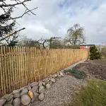 Fr. Staketenzaun Kastanien 150 cm hoch, Abstand 2 cm, 3m Rolle, Zaunpfahl 7-9 175 cm Länge für Bodenhülse, Bodenhülse / Einschlaghülse 8 cm, Kastanien Pfost 400 cm lang, Ø 7-9 cm Halbrund und Edelstahl Schrauben 4,5x60, pro 100 Stück