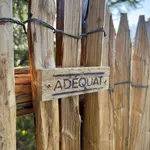 Fr. Staketenzaun Kastanien 150 cm hoch, Abstand 2 cm, 3m Rolle, Zaunpfahl 7-9 175 cm Länge für Bodenhülse, Bodenhülse / Einschlaghülse 8 cm, Kastanien Pfost 400 cm lang, Ø 7-9 cm Halbrund und Edelstahl Schrauben 4,5x60, pro 100 Stück