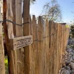 Fr. Staketenzaun Kastanien 150 cm hoch, Abstand 2 cm, 3m Rolle, Zaunpfahl 7-9 175 cm Länge für Bodenhülse, Bodenhülse / Einschlaghülse 8 cm, Kastanien Pfost 400 cm lang, Ø 7-9 cm Halbrund und Edelstahl Schrauben 4,5x60, pro 100 Stück