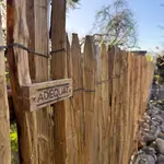 Fr. Staketenzaun Kastanien 150 cm hoch, Abstand 2 cm, 3m Rolle, Zaunpfahl 7-9 175 cm Länge für Bodenhülse, Bodenhülse / Einschlaghülse 8 cm, Kastanien Pfost 400 cm lang, Ø 7-9 cm Halbrund und Edelstahl Schrauben 4,5x60, pro 100 Stück