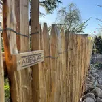 Fr. Staketenzaun Kastanien 150 cm hoch, Abstand 2 cm, 3m Rolle, Zaunpfahl 7-9 175 cm Länge für Bodenhülse, Bodenhülse / Einschlaghülse 8 cm, Kastanien Pfost 400 cm lang, Ø 7-9 cm Halbrund und Edelstahl Schrauben 4,5x60, pro 100 Stück