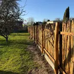 Fr. Staketenzaun Kastanien 150 cm hoch, Abstand 2 cm, 3m Rolle, Zaunpfahl 7-9 175 cm Länge für Bodenhülse, Bodenhülse / Einschlaghülse 8 cm, Kastanien Pfost 400 cm lang, Ø 7-9 cm Halbrund und Edelstahl Schrauben 4,5x60, pro 100 Stück