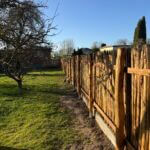 Fr. Staketenzaun Kastanien 150 cm hoch, Abstand 2 cm, 3m Rolle, Zaunpfahl 7-9 175 cm Länge für Bodenhülse, Bodenhülse / Einschlaghülse 8 cm, Kastanien Pfost 400 cm lang, Ø 7-9 cm Halbrund und Edelstahl Schrauben 4,5x60, pro 100 Stück