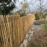 Fr. Staketenzaun Kastanien 150 cm hoch, Abstand 2 cm, 3m Rolle, Zaunpfahl 7-9 175 cm Länge für Bodenhülse, Bodenhülse / Einschlaghülse 8 cm, Kastanien Pfost 400 cm lang, Ø 7-9 cm Halbrund und Edelstahl Schrauben 4,5x60, pro 100 Stück