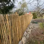 Fr. Staketenzaun Kastanien 150 cm hoch, Abstand 2 cm, 3m Rolle, Zaunpfahl 7-9 175 cm Länge für Bodenhülse, Bodenhülse / Einschlaghülse 8 cm, Kastanien Pfost 400 cm lang, Ø 7-9 cm Halbrund und Edelstahl Schrauben 4,5x60, pro 100 Stück