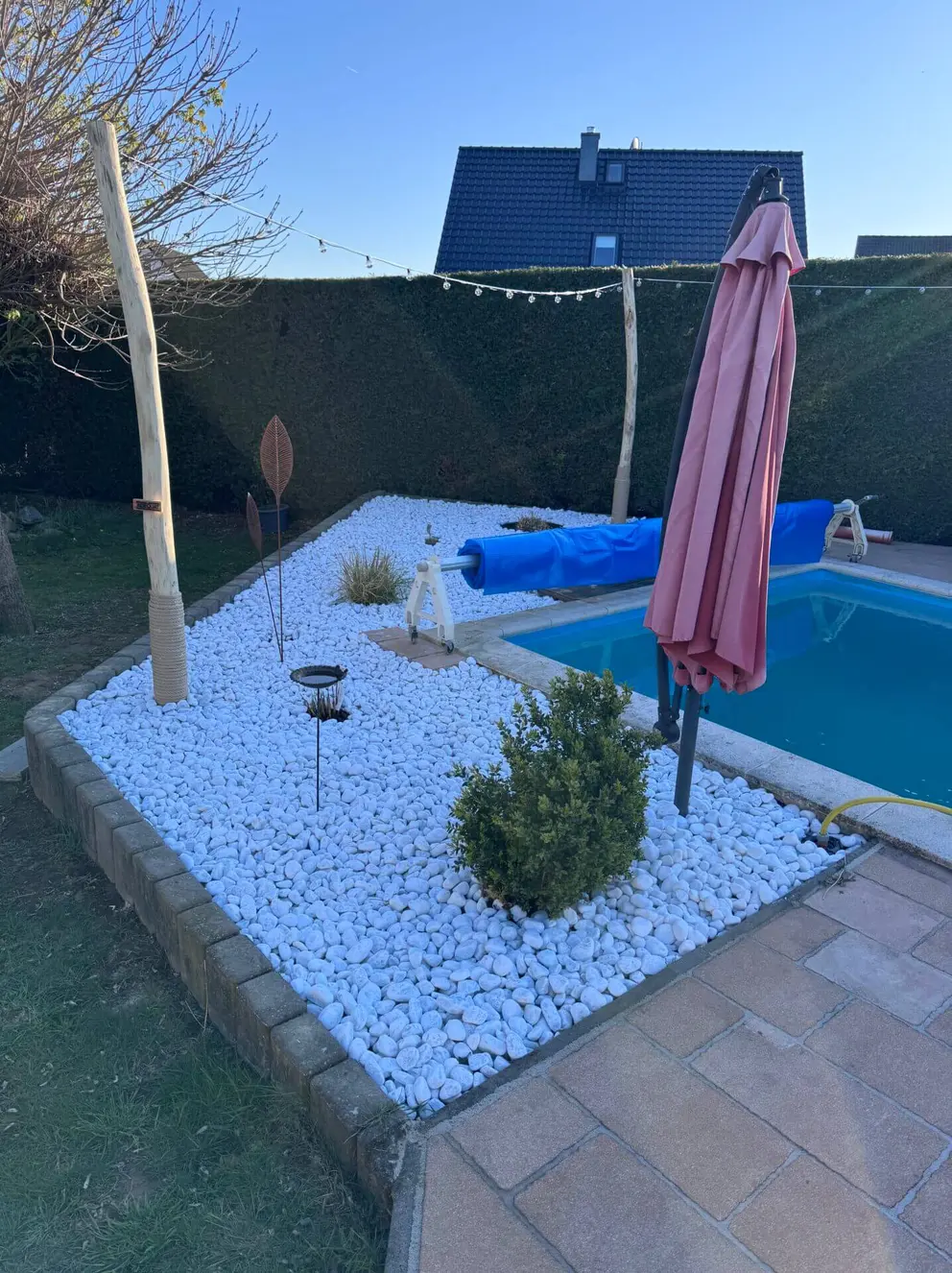 Robinen-Pfähle als Lichterkette