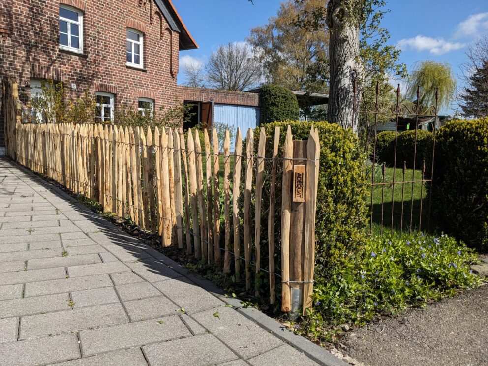 Fr. Staketenzaun Kastanien 80 cm hoch, Abstand 6 cm, 10m Rol, Kastanien Pfost 150/160 cm lang, Ø 7-9 cm - mit Spitze, Zaunpfahl 7-9 80 cm Länge für Bodenhülse, Bodenhülse / Einschlaghülse 8 cm, Kastanien Pfost 200 cm lang, Ø 10-12 cm - mit Spitze, Kastanien Pfost 200 cm lang, Ø 7-9 cm - mit Spitze, Kastanien Pfost 150/160 cm lang, Ø 10-12 cm - mit Spitze, Kastanien Pfost 250 cm lang, Ø 7-9 cm - HALBRUND, Kastanien Pfost 250 cm lang, Ø 10-12 cm - mit Spitze und Kastanien Pfost 250 cm lang, Ø 7-9 cm - mit Spitze