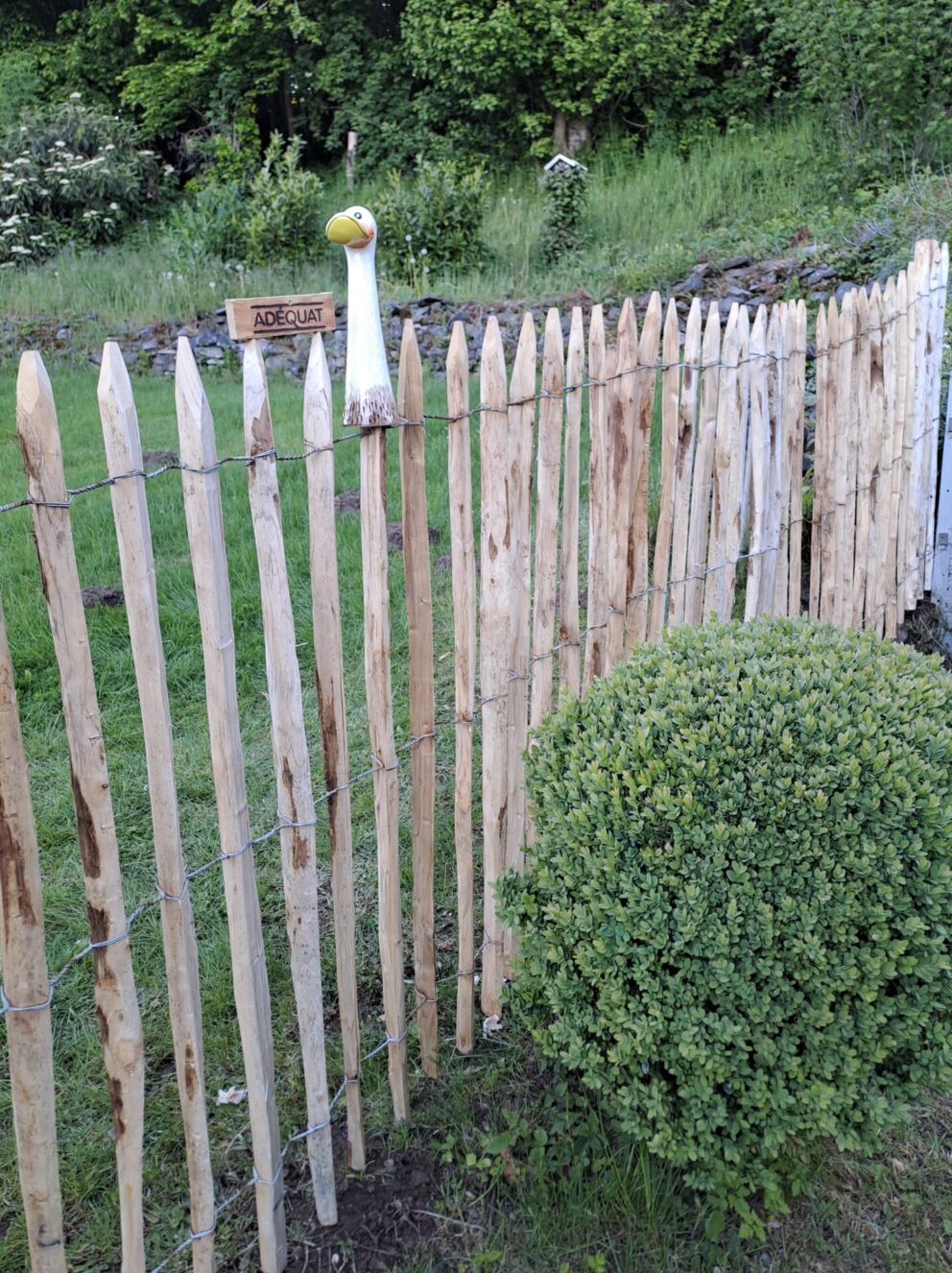 Kastanien Pfost 150/160 cm lang, Ø 7-9 cm - mit Spitze, Staketenzauntor Kastanie einzeln 080Bx120H (cm), Fr. Staketenzaun Kastanien 120 cm hoch, Abstand 6 cm, 10m Rolle