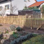 Fr. Staketenzaun Kastanien 100 cm hoch, Abstand 4 cm, 2x 5m rolle, Kastanien Pfost 175 cm lang, Ø 7-9 cm - mit Spitze und Kastanien Pfost 150/160 cm lang, Ø 7-9 cm- mit Spitze