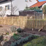 Fr. Staketenzaun Kastanien 100 cm hoch, Abstand 4 cm, 2x 5m rolle, Kastanien Pfost 175 cm lang, Ø 7-9 cm - mit Spitze und Kastanien Pfost 150/160 cm lang, Ø 7-9 cm- mit Spitze