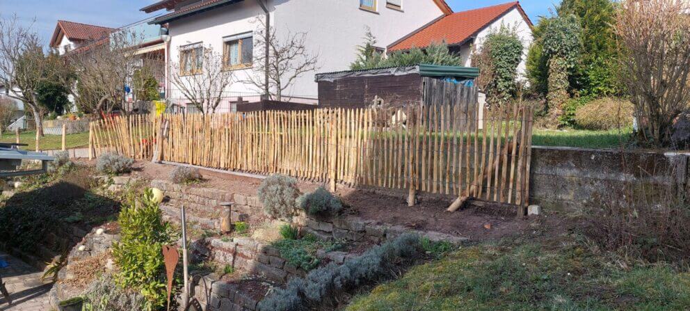 Fr. Staketenzaun Kastanien 100 cm hoch, Abstand 4 cm, 2x 5m rolle, Kastanien Pfost 175 cm lang, Ø 7-9 cm - mit Spitze und Kastanien Pfost 150/160 cm lang, Ø 7-9 cm- mit Spitze