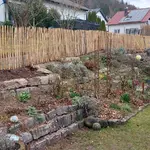 Fr. Staketenzaun Kastanien 100 cm hoch, Abstand 4 cm, 2x 5m rolle, Kastanien Pfost 175 cm lang, Ø 7-9 cm - mit Spitze und Kastanien Pfost 150/160 cm lang, Ø 7-9 cm- mit Spitze