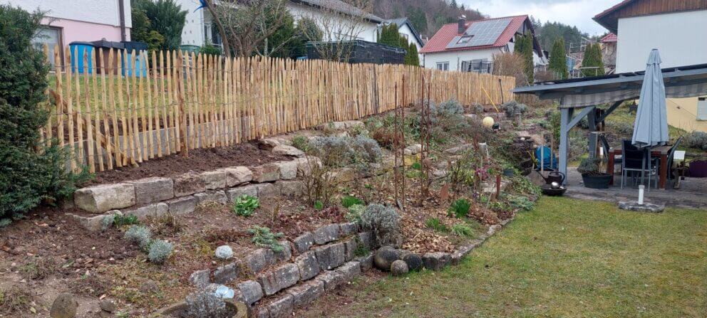 Fr. Staketenzaun Kastanien 100 cm hoch, Abstand 4 cm, 2x 5m rolle, Kastanien Pfost 175 cm lang, Ø 7-9 cm - mit Spitze und Kastanien Pfost 150/160 cm lang, Ø 7-9 cm- mit Spitze