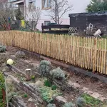 Fr. Staketenzaun Kastanien 100 cm hoch, Abstand 4 cm, 2x 5m rolle, Kastanien Pfost 175 cm lang, Ø 7-9 cm - mit Spitze und Kastanien Pfost 150/160 cm lang, Ø 7-9 cm- mit Spitze