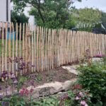Fr. Staketenzaun Kastanien 100 cm hoch, Abstand 4 cm, 2x 5m rolle, Kastanien Pfost 175 cm lang, Ø 7-9 cm - mit Spitze und Kastanien Pfost 150/160 cm lang, Ø 7-9 cm- mit Spitze