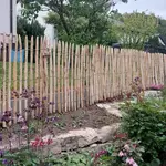 Fr. Staketenzaun Kastanien 100 cm hoch, Abstand 4 cm, 2x 5m rolle, Kastanien Pfost 175 cm lang, Ø 7-9 cm - mit Spitze und Kastanien Pfost 150/160 cm lang, Ø 7-9 cm- mit Spitze