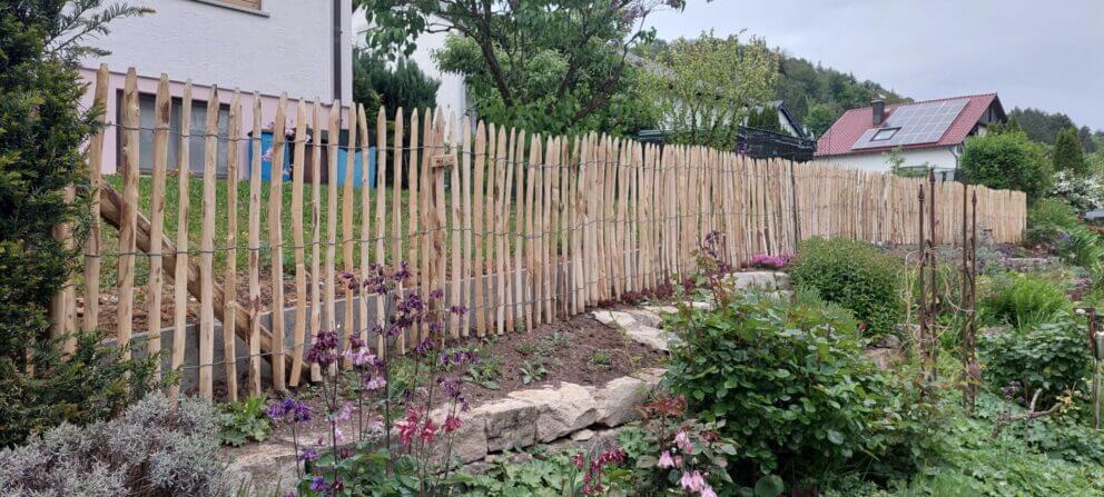 Fr. Staketenzaun Kastanien 100 cm hoch, Abstand 4 cm, 2x 5m rolle, Kastanien Pfost 175 cm lang, Ø 7-9 cm - mit Spitze und Kastanien Pfost 150/160 cm lang, Ø 7-9 cm- mit Spitze