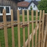 Staketenzaun Robinie 120 cm hoch Lattenabstand 4 cm, Robinien Pfost 180 cm lang, Ø 10-12 cm geschält mit Spitze, Robinien Pfost 180 cm lang, Ø 8-10 cm geschält mit Spitze, Kastanien Pfost 150/160 cm lang, Ø 7-9 cm - mit Spitze, Kastanien Pfost 300 cm lang, Ø 4-6 cm - ohne Spitze