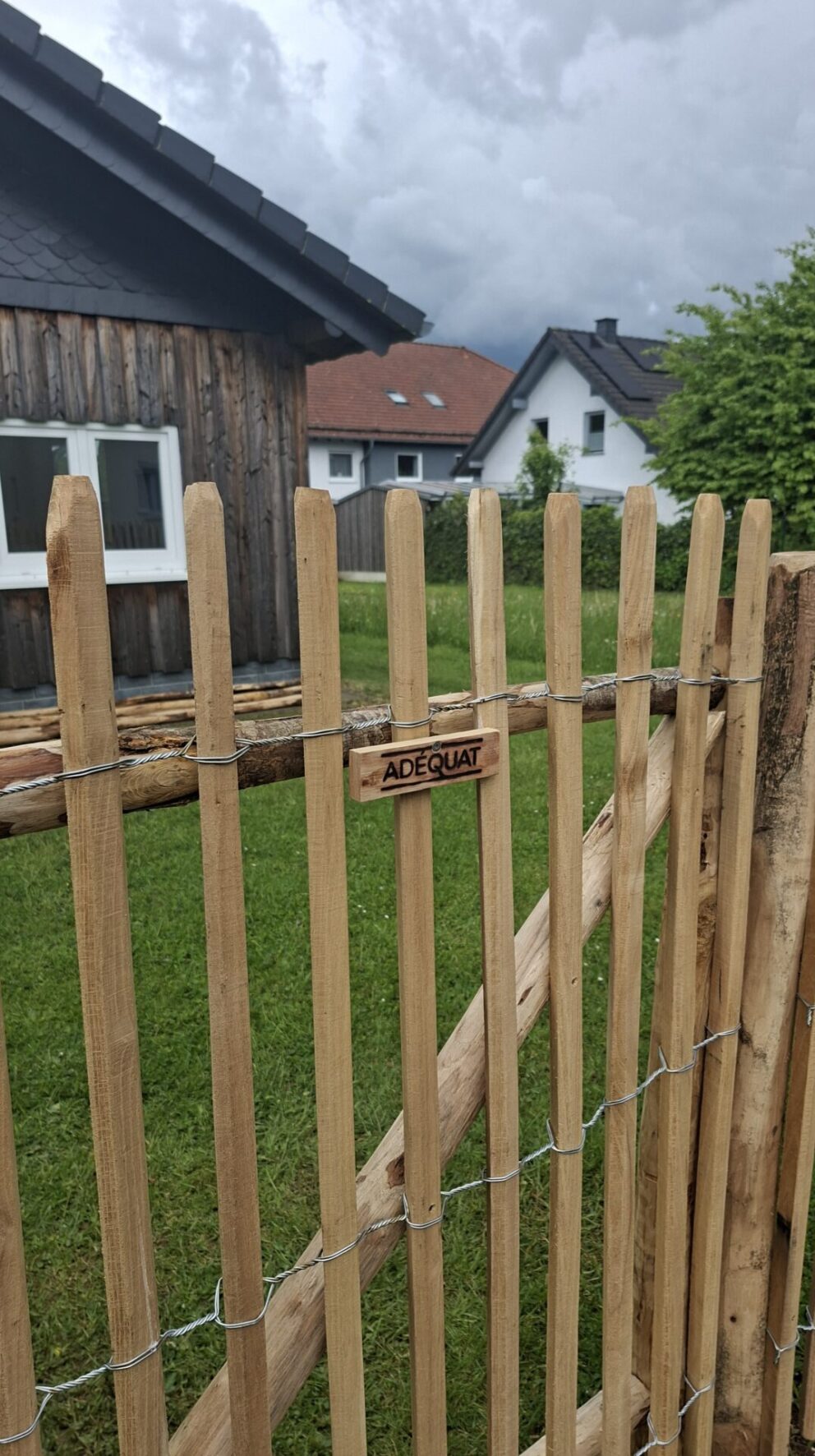 Staketenzaun Robinie 120 cm hoch Lattenabstand 4 cm, Robinien Pfost 180 cm lang, Ø 10-12 cm geschält mit Spitze, Robinien Pfost 180 cm lang, Ø 8-10 cm geschält mit Spitze, Kastanien Pfost 150/160 cm lang, Ø 7-9 cm - mit Spitze, Kastanien Pfost 300 cm lang, Ø 4-6 cm - ohne Spitze