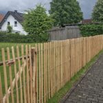 Staketenzaun Robinie 120 cm hoch Lattenabstand 4 cm, Robinien Pfost 180 cm lang, Ø 10-12 cm geschält mit Spitze, Robinien Pfost 180 cm lang, Ø 8-10 cm geschält mit Spitze, Kastanien Pfost 150/160 cm lang, Ø 7-9 cm - mit Spitze, Kastanien Pfost 300 cm lang, Ø 4-6 cm - ohne Spitze