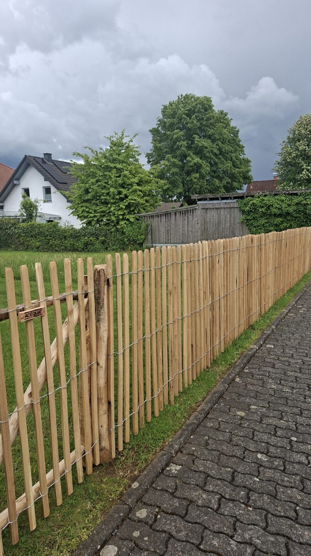 Staketenzaun Robinie 120 cm hoch Lattenabstand 4 cm, Robinien Pfost 180 cm lang, Ø 10-12 cm geschält mit Spitze, Robinien Pfost 180 cm lang, Ø 8-10 cm geschält mit Spitze, Kastanien Pfost 150/160 cm lang, Ø 7-9 cm - mit Spitze, Kastanien Pfost 300 cm lang, Ø 4-6 cm - ohne Spitze