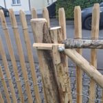 Staketenzaun Robinie 120 cm hoch Lattenabstand 4 cm, Robinien Pfost 180 cm lang, Ø 10-12 cm geschält mit Spitze, Robinien Pfost 180 cm lang, Ø 8-10 cm geschält mit Spitze, Kastanien Pfost 150/160 cm lang, Ø 7-9 cm - mit Spitze, Kastanien Pfost 300 cm lang, Ø 4-6 cm - ohne Spitze