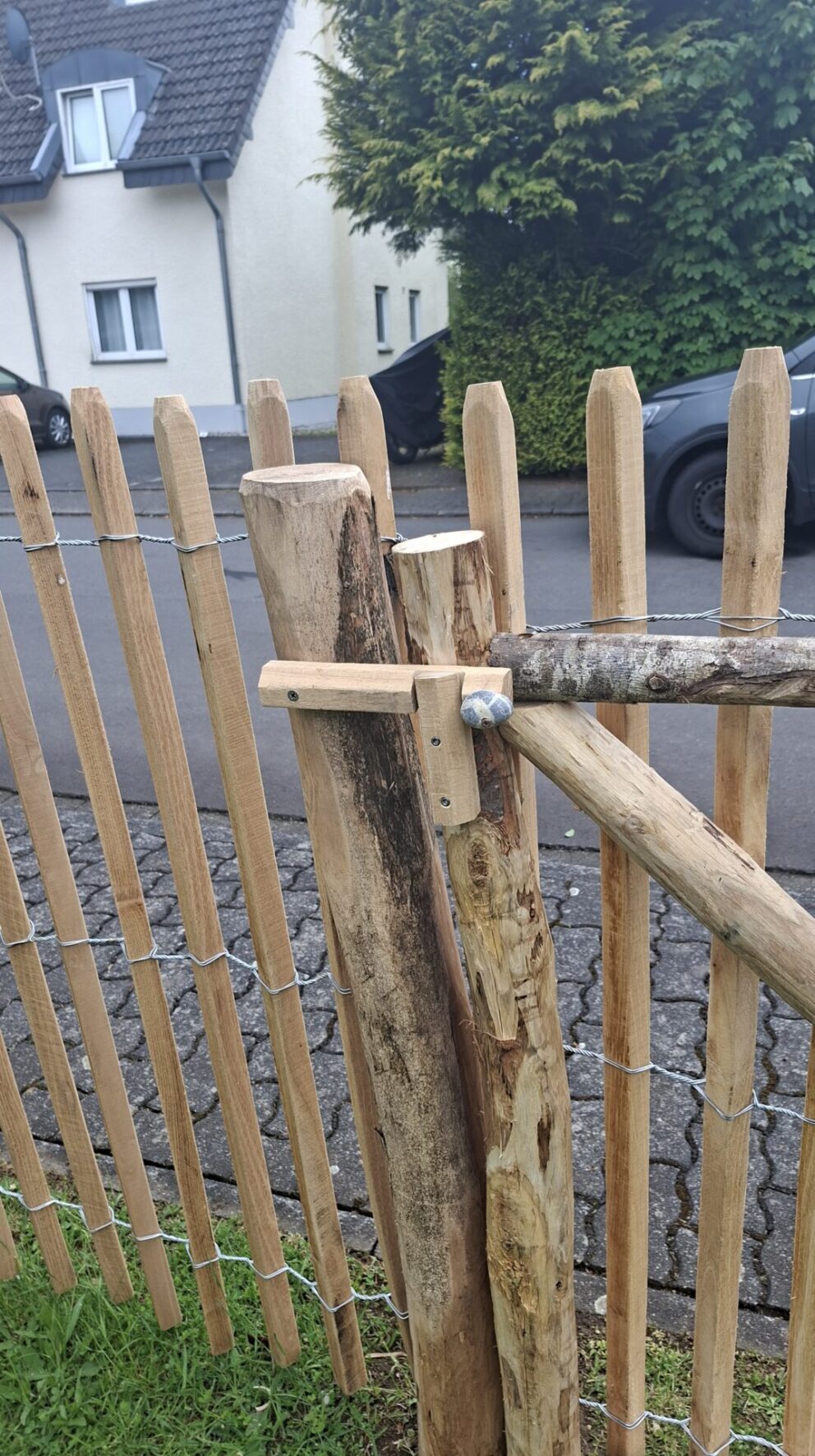 Staketenzaun Robinie 120 cm hoch Lattenabstand 4 cm, Robinien Pfost 180 cm lang, Ø 10-12 cm geschält mit Spitze, Robinien Pfost 180 cm lang, Ø 8-10 cm geschält mit Spitze, Kastanien Pfost 150/160 cm lang, Ø 7-9 cm - mit Spitze, Kastanien Pfost 300 cm lang, Ø 4-6 cm - ohne Spitze