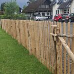 Staketenzaun Robinie 120 cm hoch Lattenabstand 4 cm, Robinien Pfost 180 cm lang, Ø 10-12 cm geschält mit Spitze, Robinien Pfost 180 cm lang, Ø 8-10 cm geschält mit Spitze, Kastanien Pfost 150/160 cm lang, Ø 7-9 cm - mit Spitze, Kastanien Pfost 300 cm lang, Ø 4-6 cm - ohne Spitze
