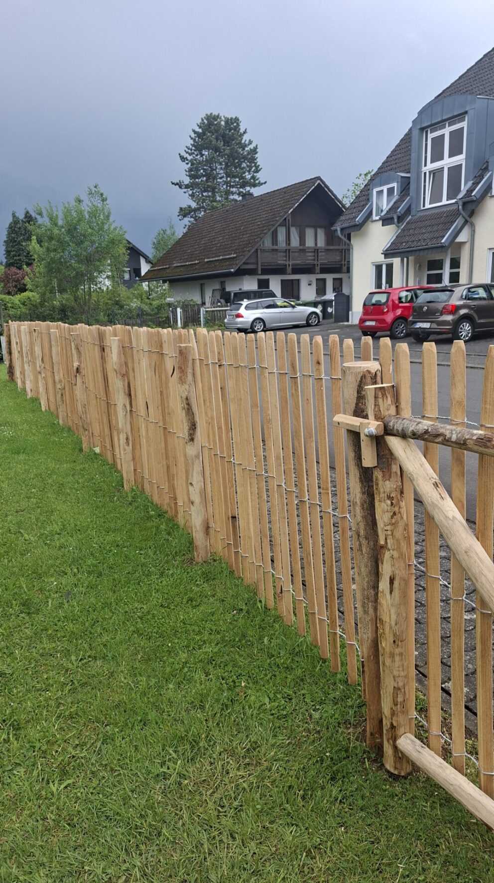 Staketenzaun Robinie 120 cm hoch Lattenabstand 4 cm, Robinien Pfost 180 cm lang, Ø 10-12 cm geschält mit Spitze, Robinien Pfost 180 cm lang, Ø 8-10 cm geschält mit Spitze, Kastanien Pfost 150/160 cm lang, Ø 7-9 cm - mit Spitze, Kastanien Pfost 300 cm lang, Ø 4-6 cm - ohne Spitze