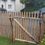 Staketenzaun Robinie 120 cm hoch Lattenabstand 4 cm, Robinien Pfost 180 cm lang, Ø 10-12 cm geschält mit Spitze, Robinien Pfost 180 cm lang, Ø 8-10 cm geschält mit Spitze, Kastanien Pfost 150/160 cm lang, Ø 7-9 cm - mit Spitze, Kastanien Pfost 300 cm lang, Ø 4-6 cm - ohne Spitze