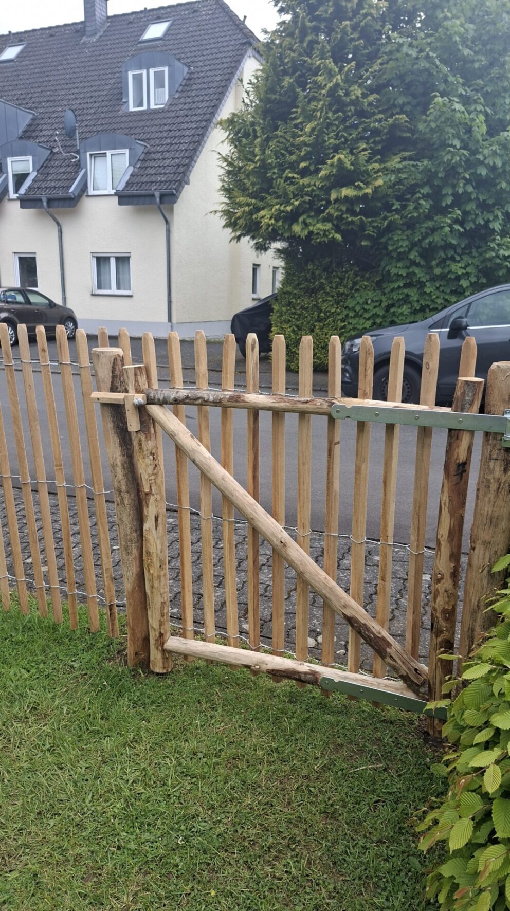 Staketenzaun Robinie 120 cm hoch Lattenabstand 4 cm, Robinien Pfost 180 cm lang, Ø 10-12 cm geschält mit Spitze, Robinien Pfost 180 cm lang, Ø 8-10 cm geschält mit Spitze, Kastanien Pfost 150/160 cm lang, Ø 7-9 cm - mit Spitze, Kastanien Pfost 300 cm lang, Ø 4-6 cm - ohne Spitze