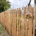 Fr. Staketenzaun Kastanien 120 cm hoch, Abstand 4 cm, 2x 5m Rolle, Zaunpfahl 7-9 120 cm Länge für Bodenhülse, Bodenhülse / Einschlaghülse 8 cm und Kastanien Pfost 175 cm lang, Ø 7-9 cm - mit Spitze