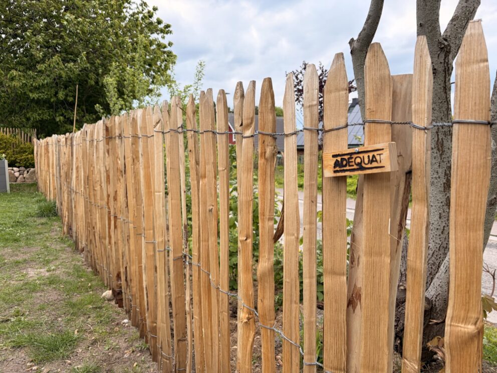 Fr. Staketenzaun Kastanien 120 cm hoch, Abstand 4 cm, 2x 5m Rolle, Zaunpfahl 7-9 120 cm Länge für Bodenhülse, Bodenhülse / Einschlaghülse 8 cm und Kastanien Pfost 175 cm lang, Ø 7-9 cm - mit Spitze