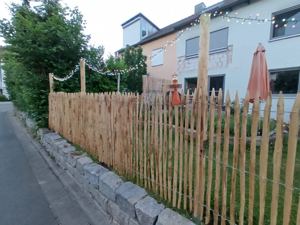 Fr. Staketenzaun Kastanien 120 cm hoch, Abstand 2 cm, 2x 5m Rolle, Zaunhocker Aktion, Zaunpfahl 7-9 120 cm Länge für Bodenhülse, Bodenhülse / Einschlaghülse 8 cm, Zaunpfahl 7-9 200 cm Länge für Bodenhülse, Aufschraubhülse – Pfostenträger 8 cm, Zaunpfahl 7-9 200 cm Länge für Bodenhülse und Bodenhülse / Einschlaghülse 8 cm